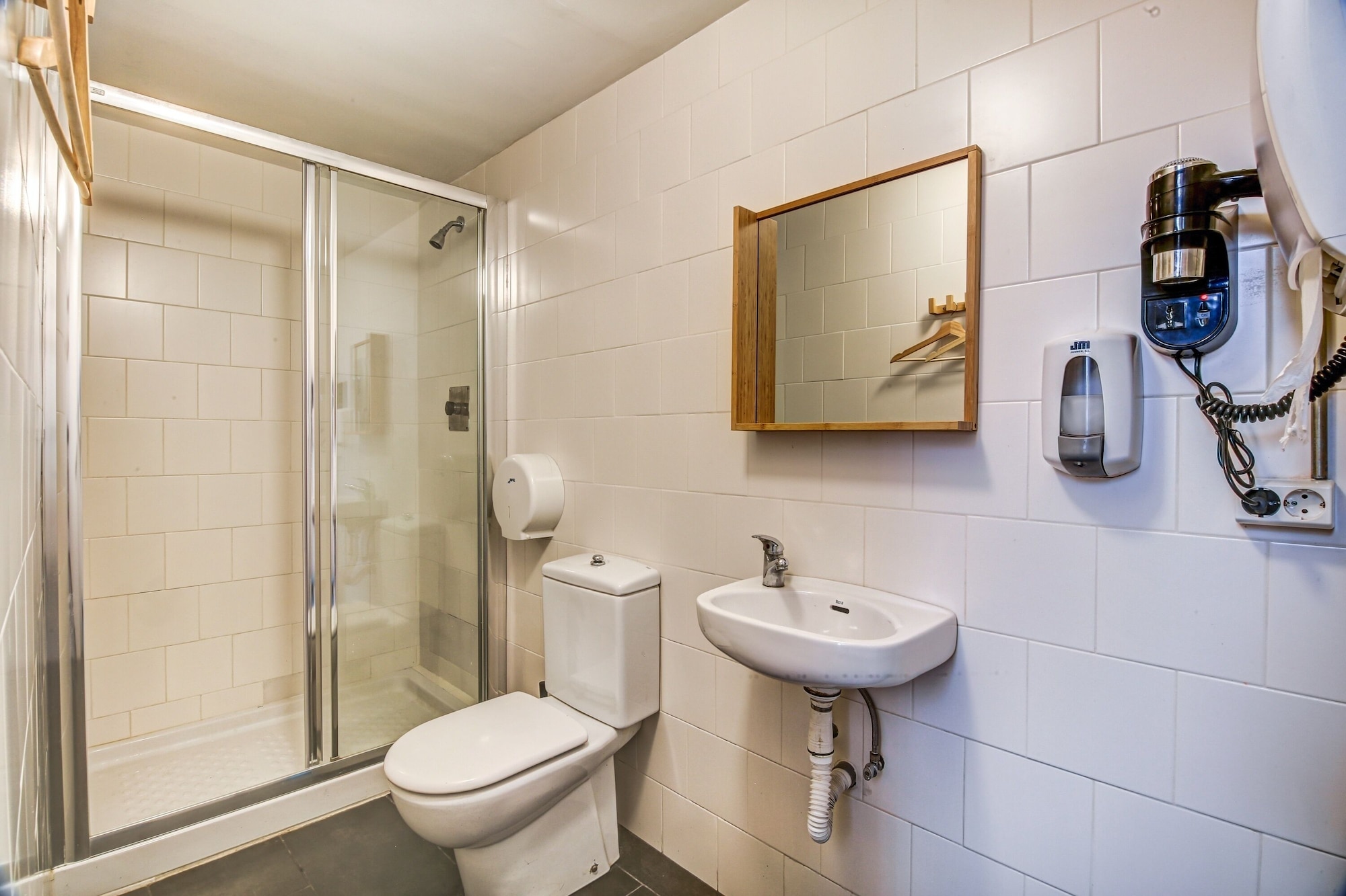 Female Dorm, Female Only, 6 Beds, Shared Bathroom