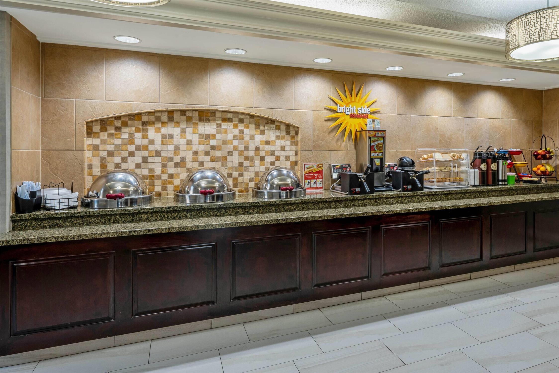 La Quinta Inn & Suites by Wyndham Dallas I-35 Walnut Hill Ln 8/46