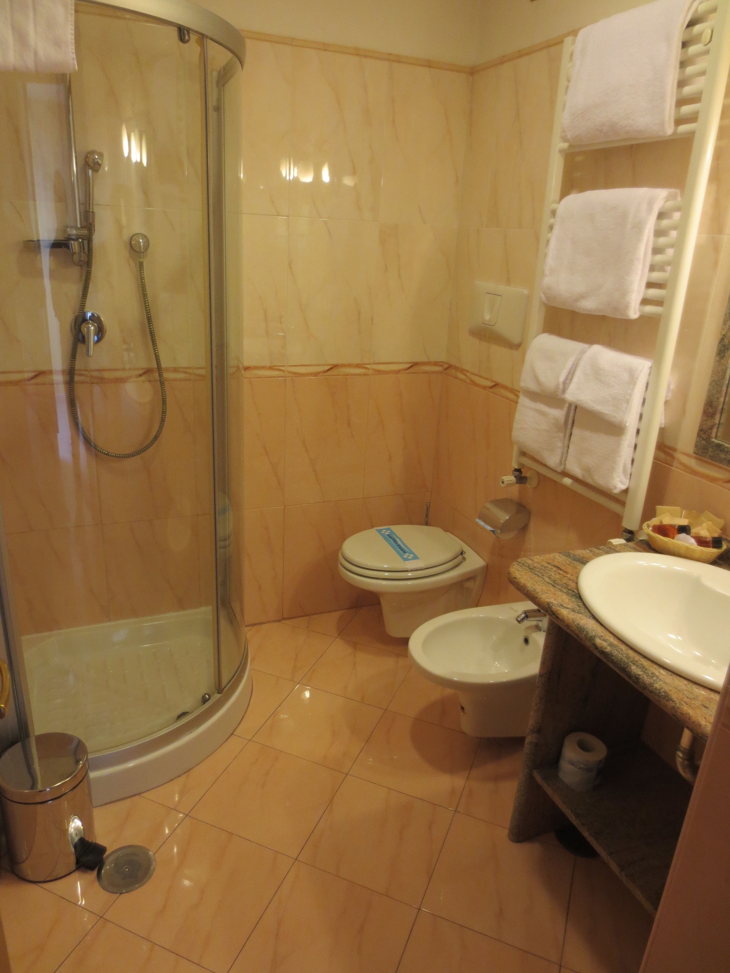 ROOM, QUADRUPLE