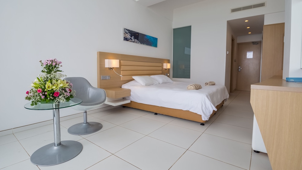 غرفة سوبيريور بسرير مزدوج أو سريرين منفصلين بإطلالة على البحر بشرفة، Vrissaki Beach Hotel 3/4