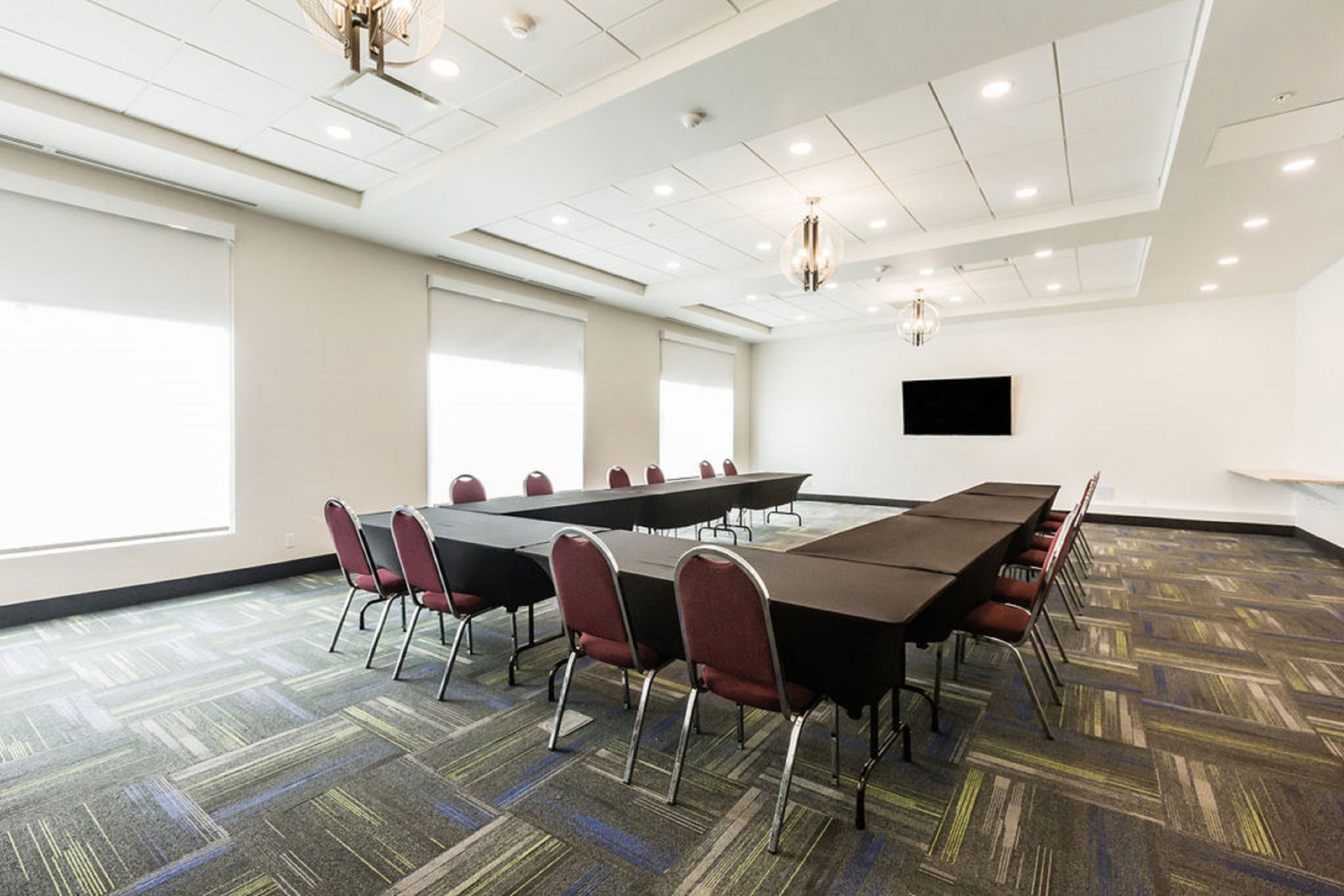 Holiday Inn Express Suites Edmonton N St Albert 63/72