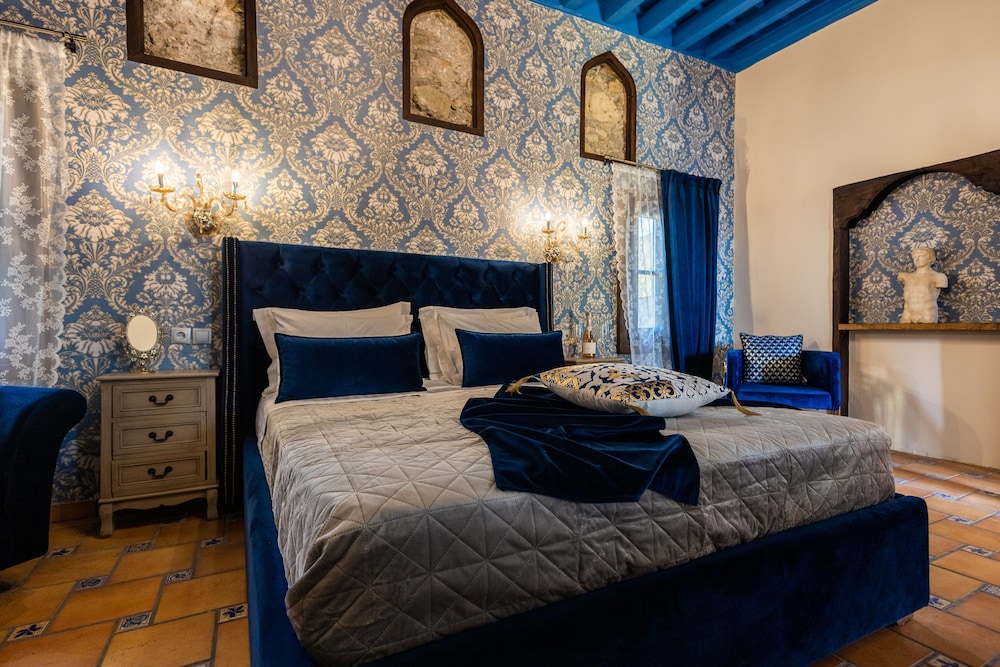 April Luxury Suites 15/50