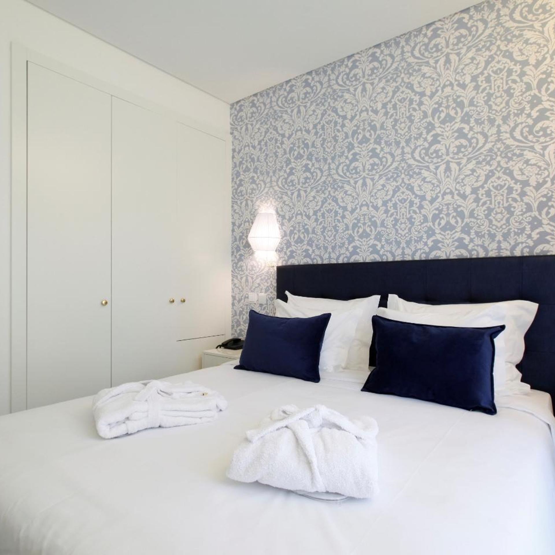 Mini, Double Bed, Street View