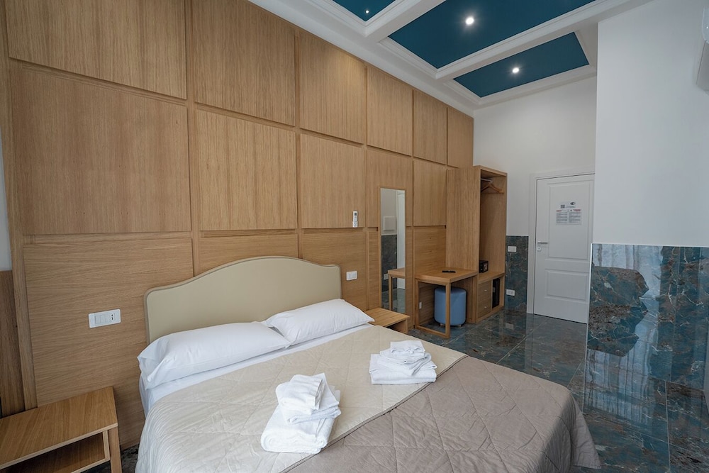 Suite, Queen Bed, 2 Bathrooms
