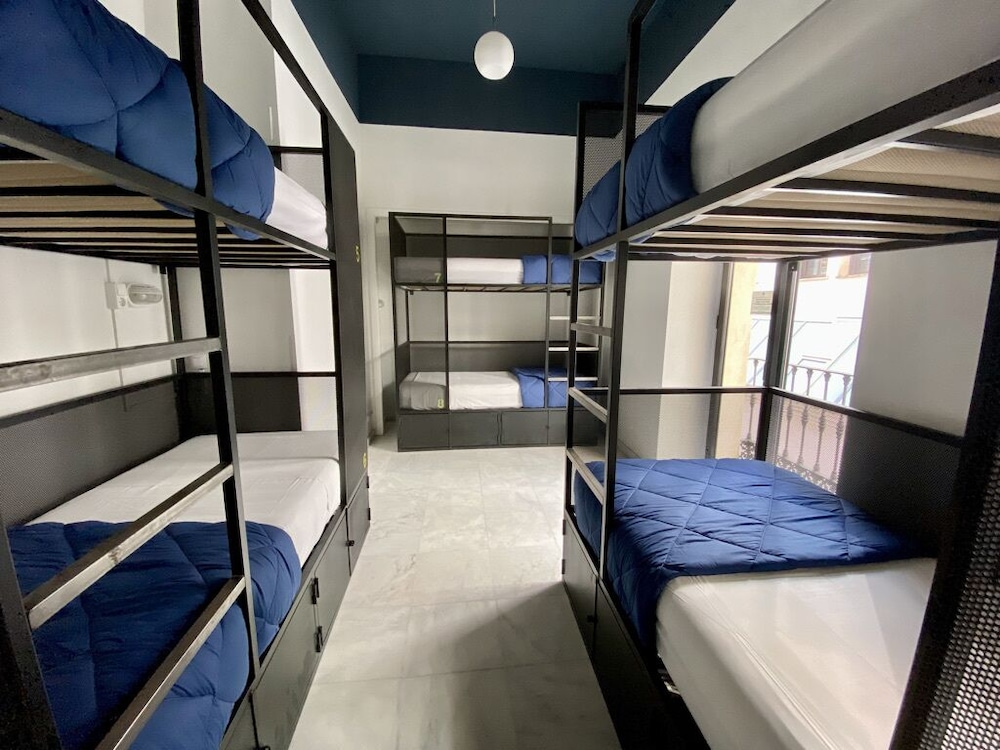 Mixed Dorm, 8 People