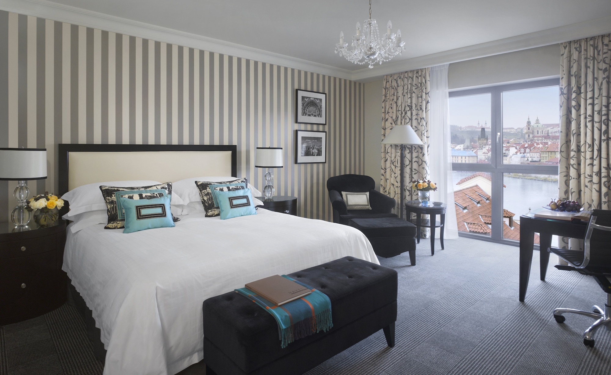 PREMIER, KING BED