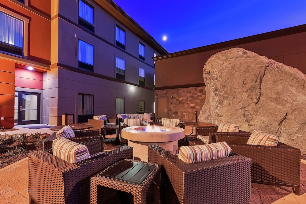 Hampton Inn Suites Bend 37/48