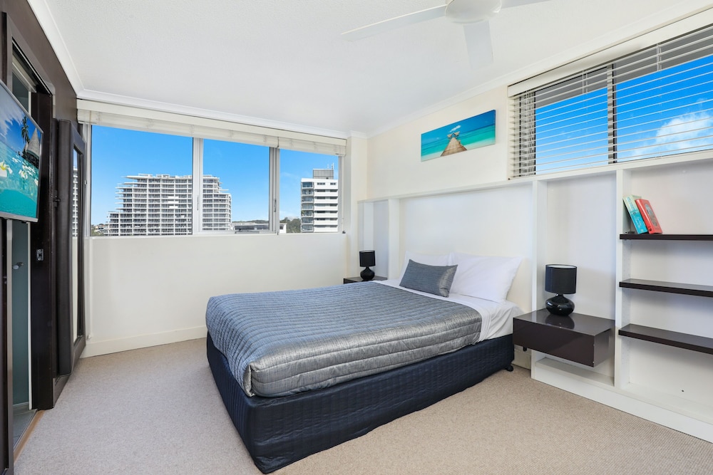ELOUERA TOWER BEACHFRONT APARTMENTS 22/69