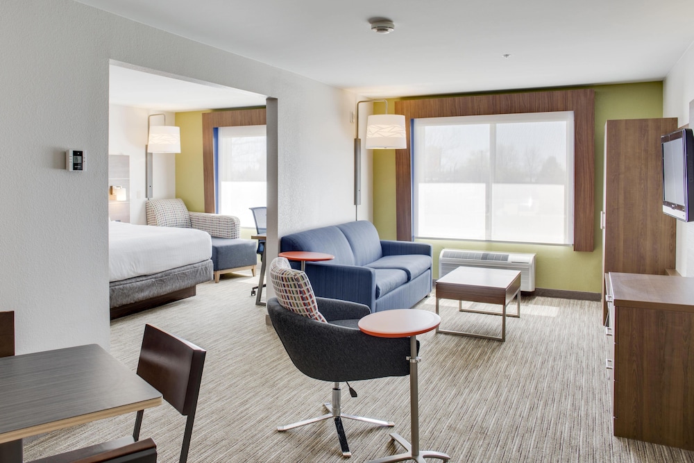 Holiday Inn Express Suites Chickasha 24/35