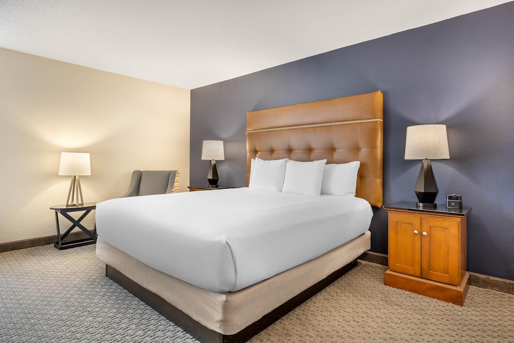 2 ROOMS, SUITE, KING BED, SOFA, HIGH FLOOR