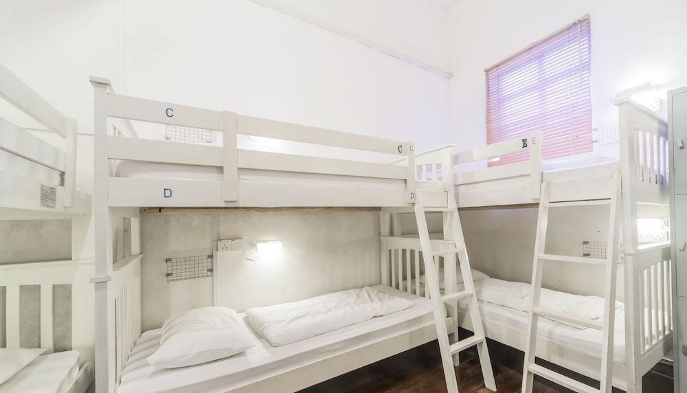 FEMALE DORM, FEMALE ONLY, 12 BEDS