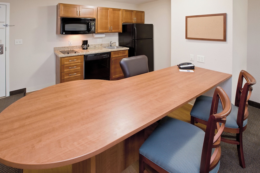 Candlewood Suites Indianapolis East 35/52