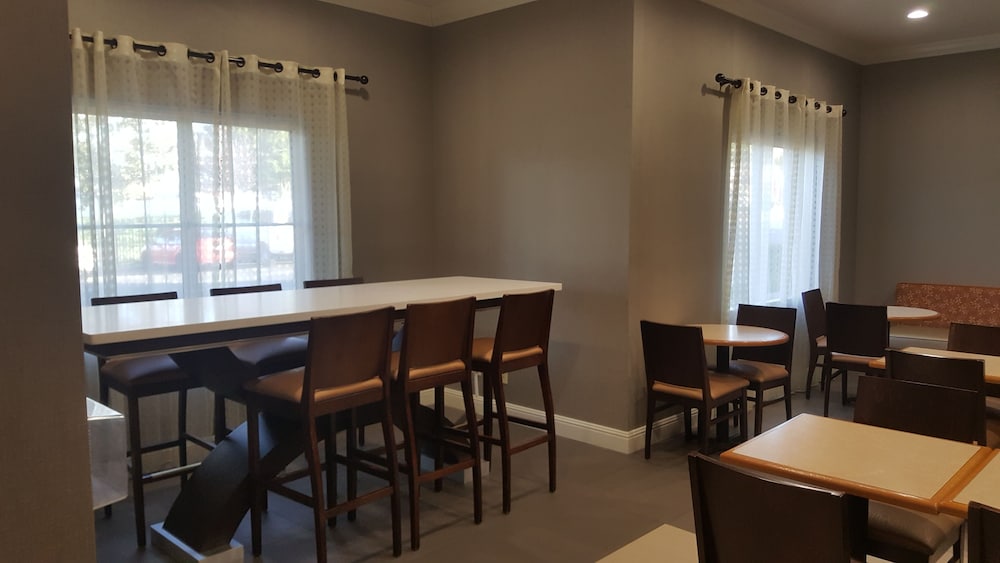 Best Western Plus Delta Inn & Suites 31/36