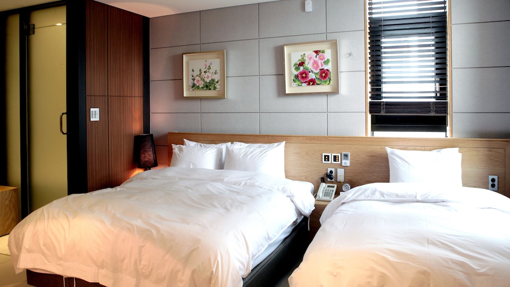 FAMILY, TWIN BEDS