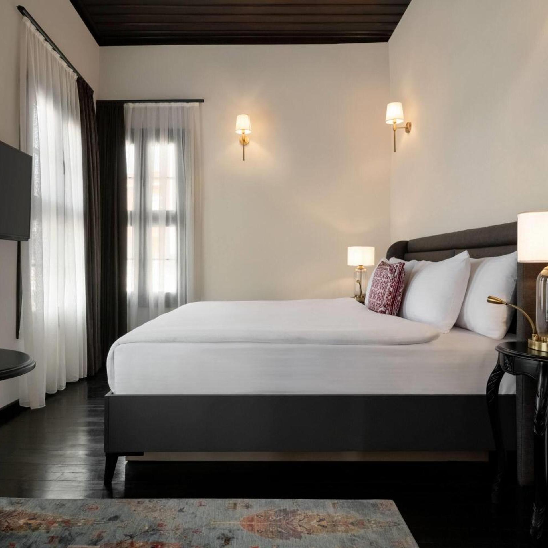 Signature, Paul, Suite, King Bed, Sofa