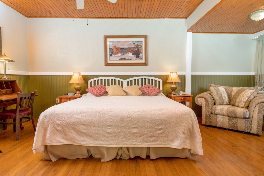 Highland Lake Inn & Resort 12/77