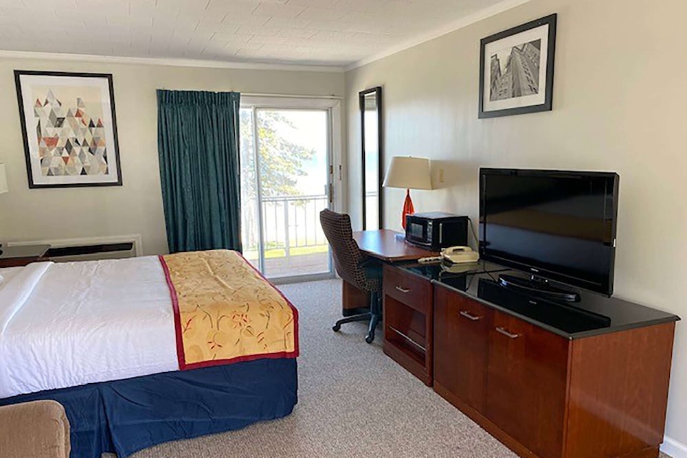 Days Inn Suites By Wyndham St Ignace Lakefront 17/50