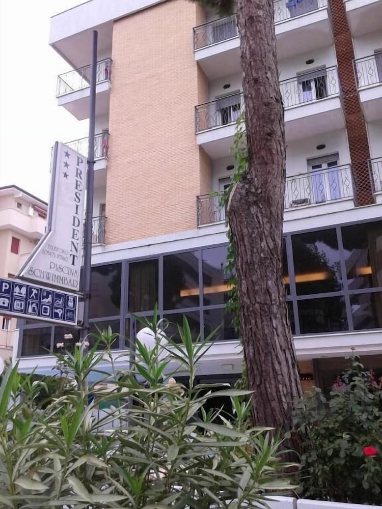 Hotel President 2/36
