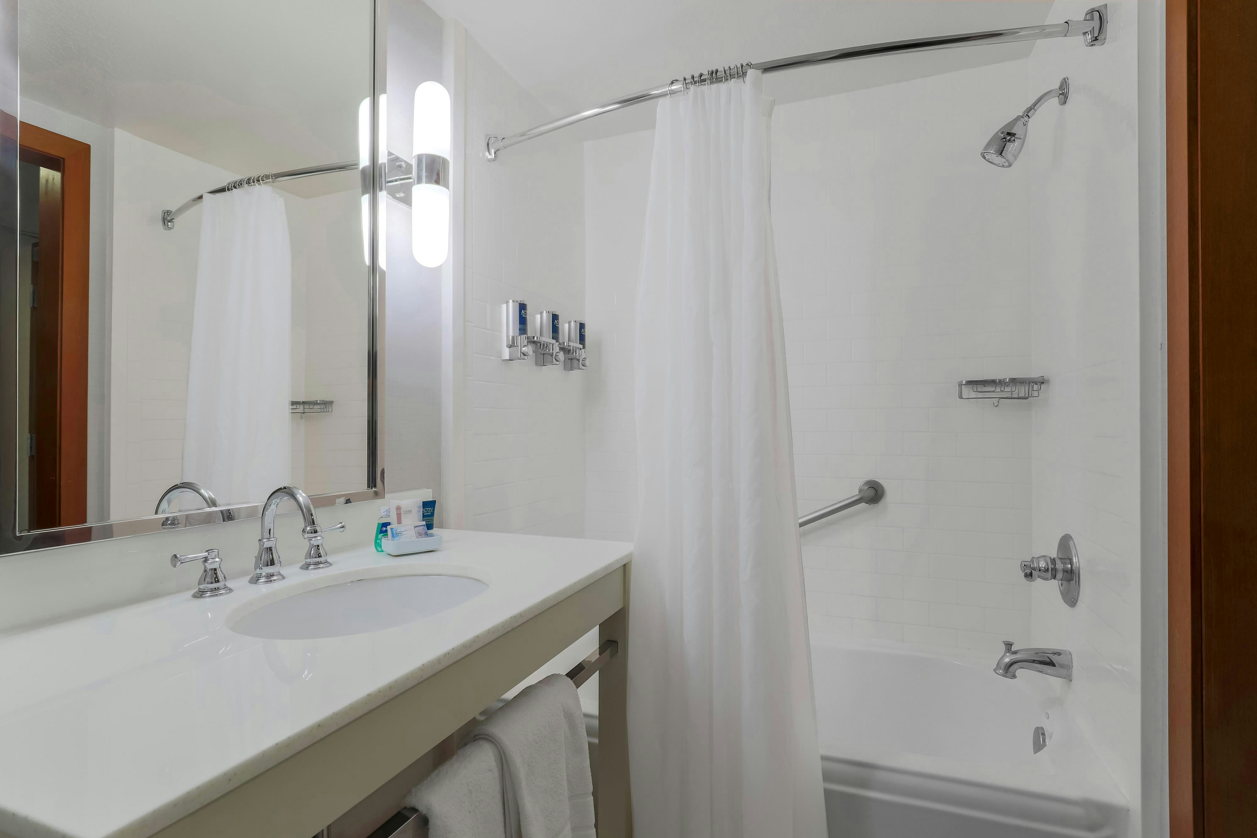 Room, Double Bed, Four Points by Sheraton Ontario-Rancho Cucamonga 2/3