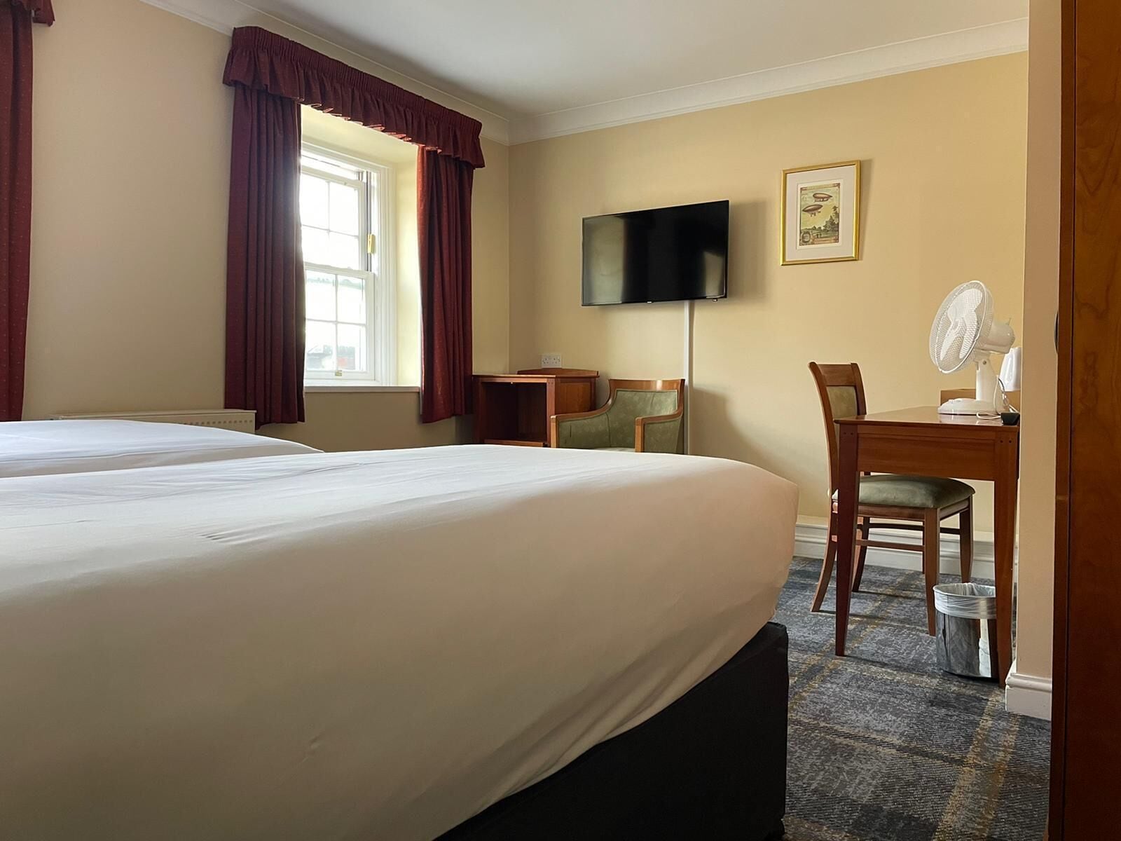 ROOM, TWIN BEDS
