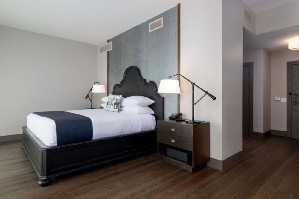 Junior Suite, King Bed, Accessible