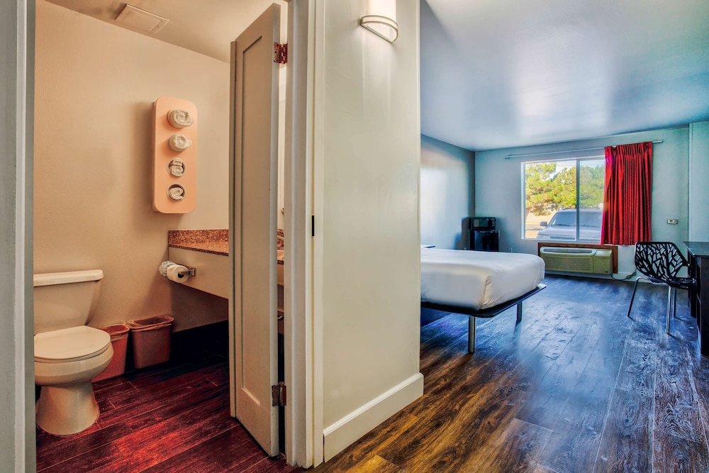 Motel6 Hesperia, CA - West Main Street - I-15 60/60