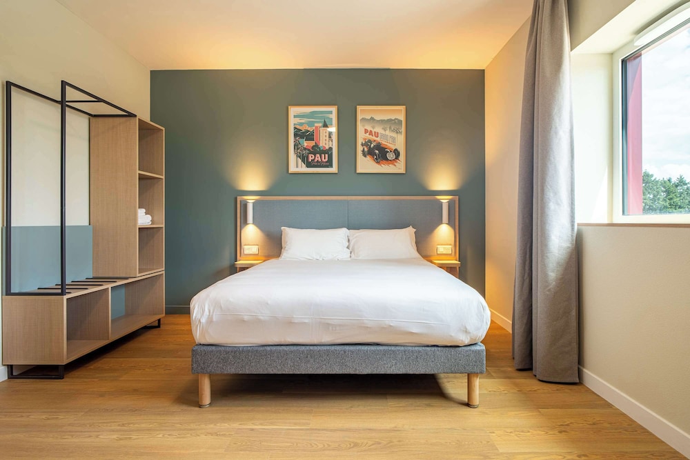 Standard, Queen Bed, Kyriad Limoges - Ester 3/9