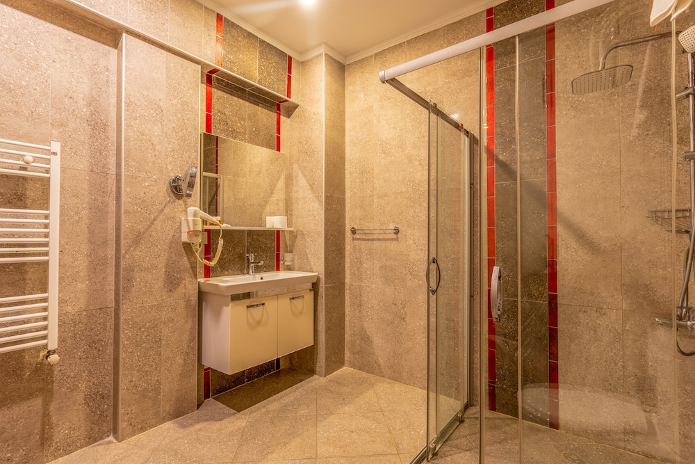 غرفة عائلية بسرير مزدوج وسريرين منفصلين بغرفتي نوم، AKKAN LUXURY HOTEL 9/9