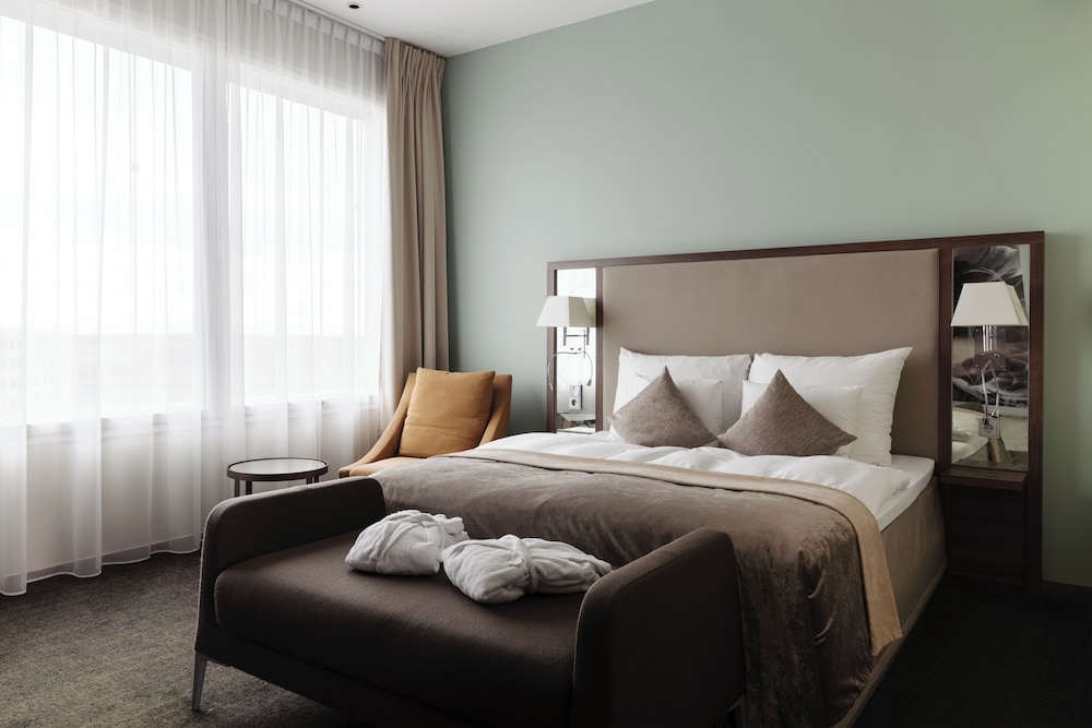 1 BEDROOM, SUITE
