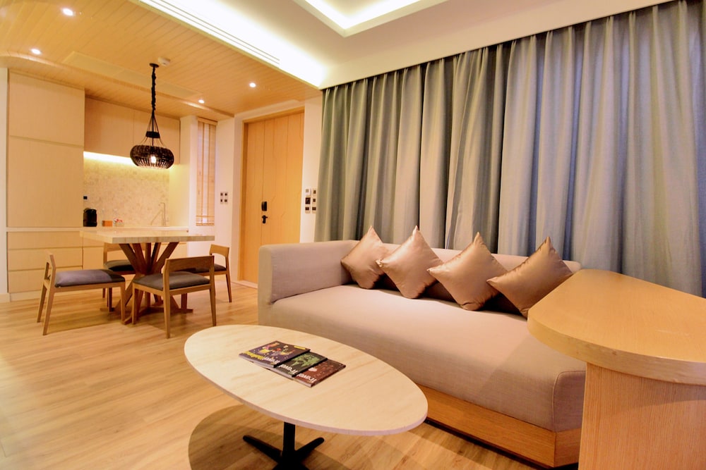 Crest Resort and Pool Villas 36/50