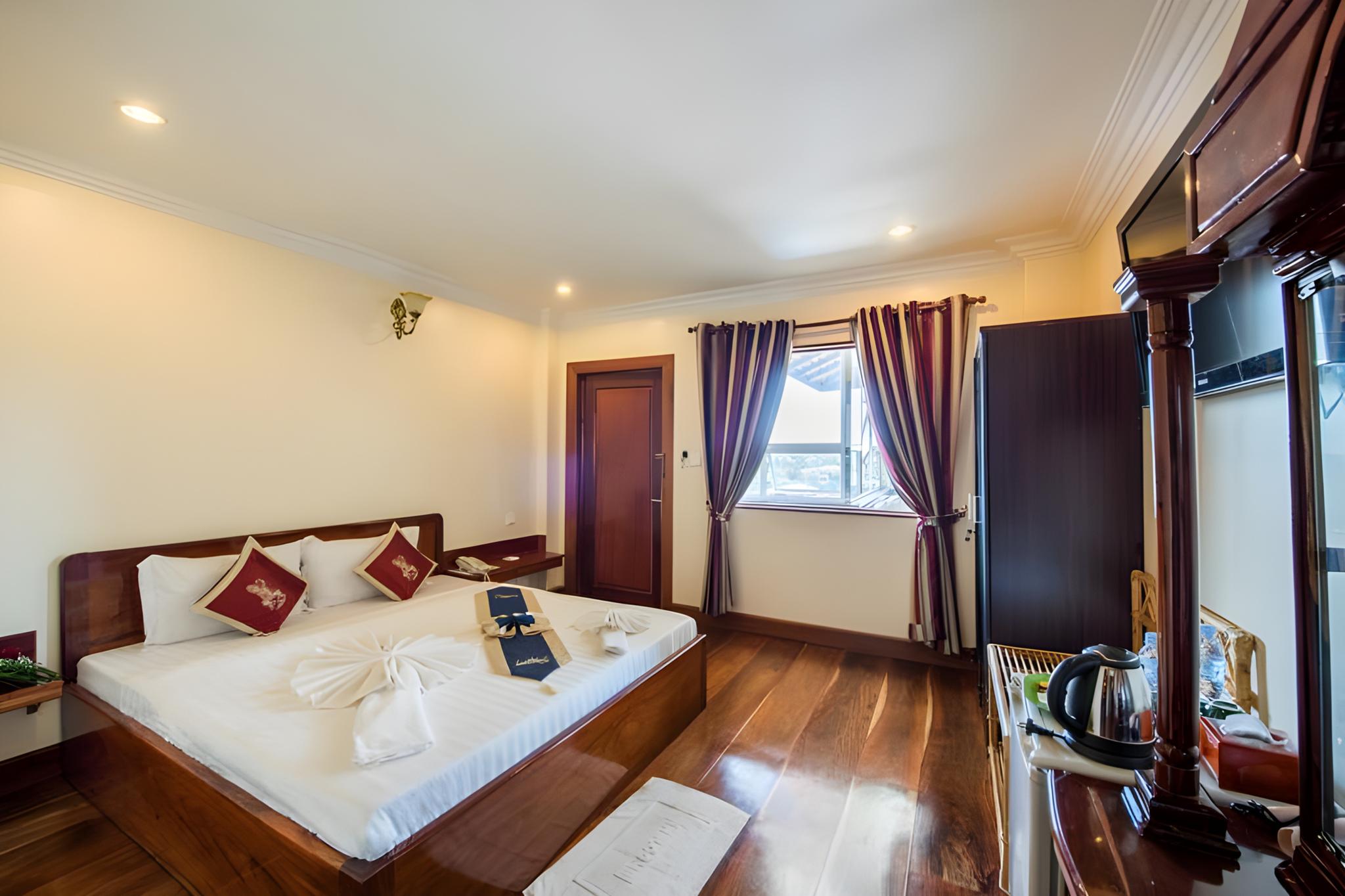 Superior, Double Bed, City View