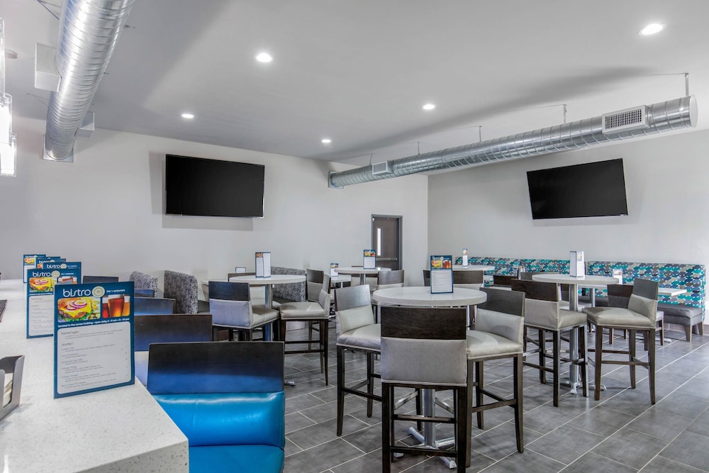 Clarion Inn & Suites Dfw North 37/49