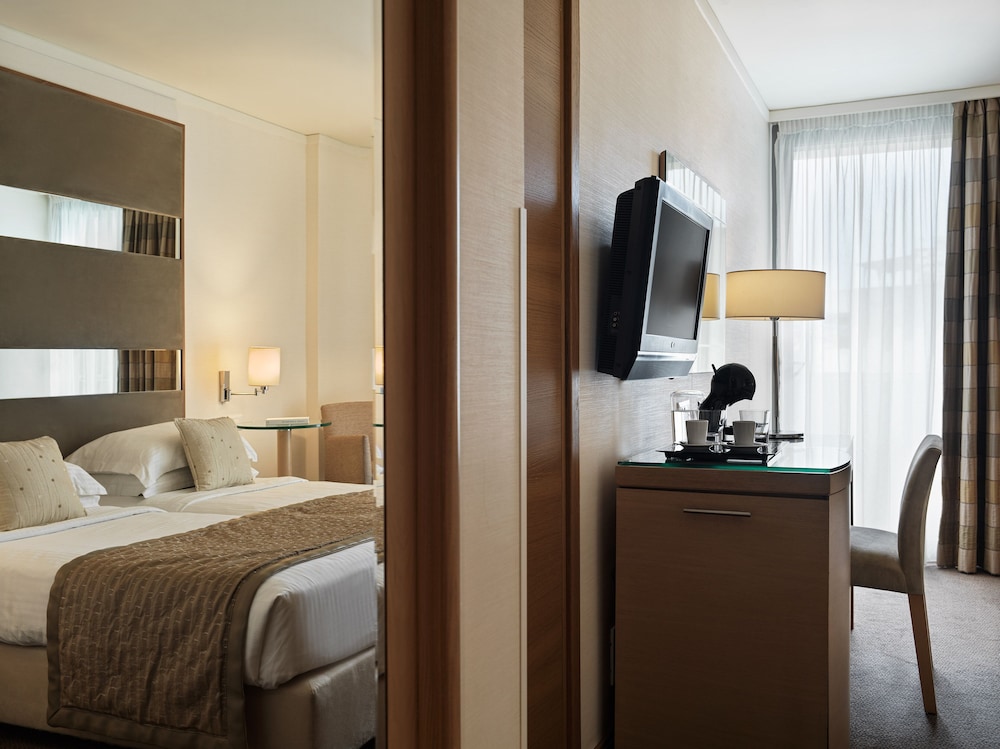 غرفة متصلة عائلية بسرير كوين وسريرين فرديين بإطلالة على المدينة بغرفتي نوم، Galaxy Hotel Iraklio 6/8