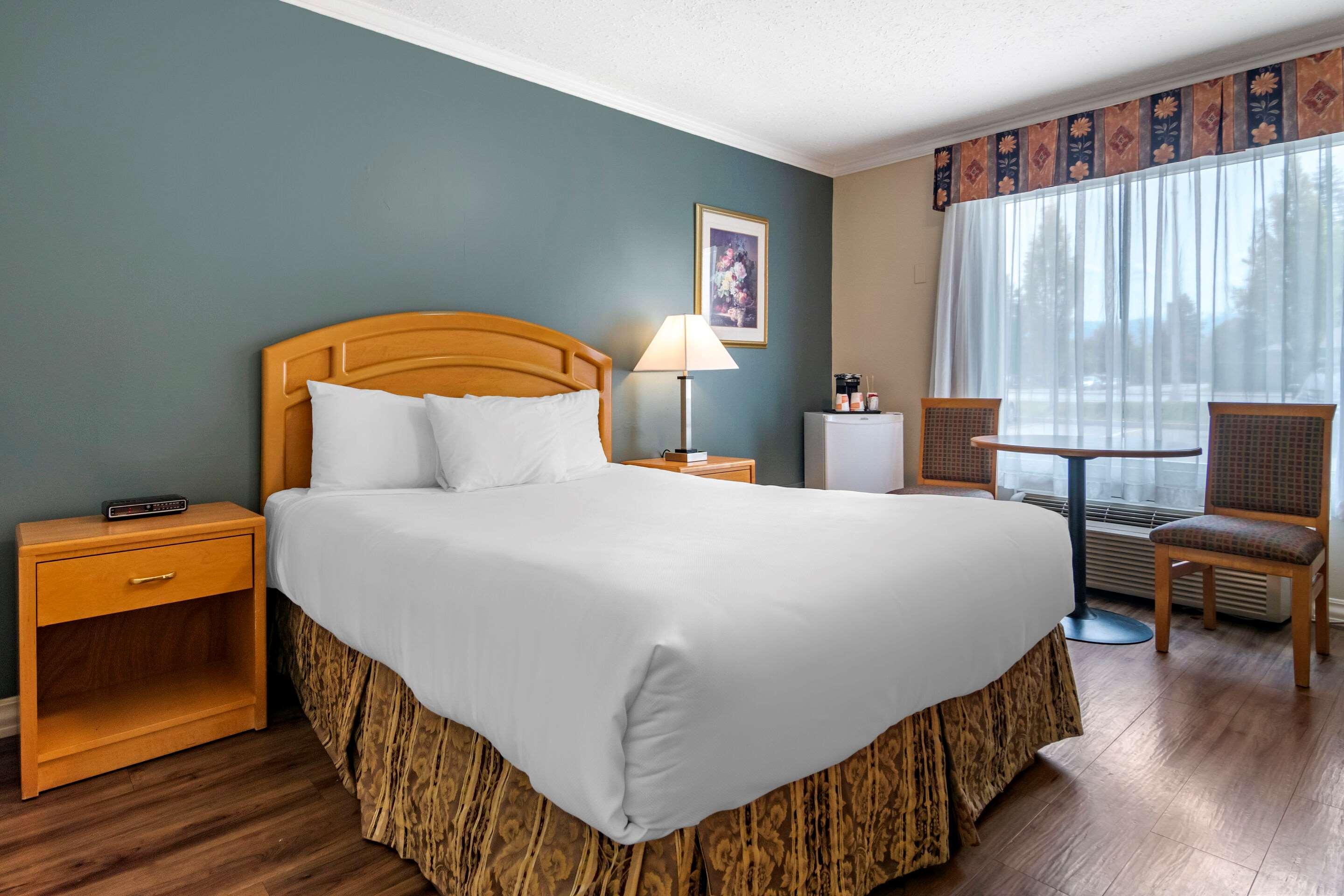 ROOM, QUEEN BED