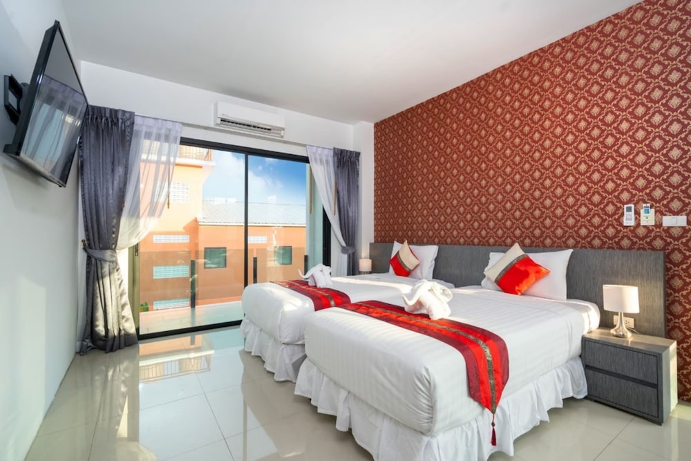 DELUXE, TWIN BEDS, POOL VIEW