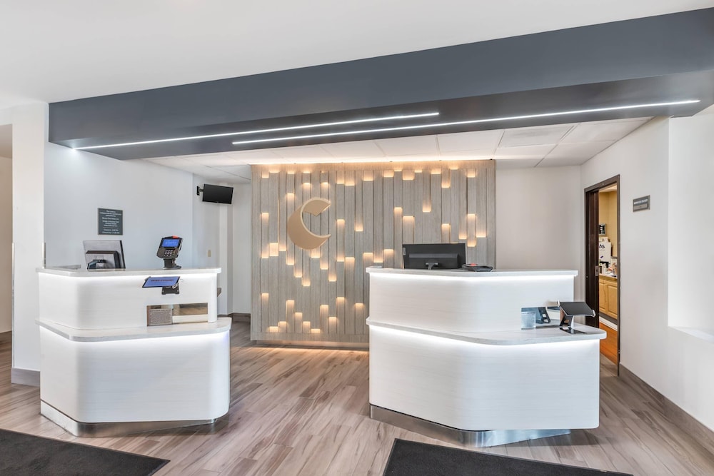 Comfort Inn and Suites Arlington Heights Wilke Rd 6/69