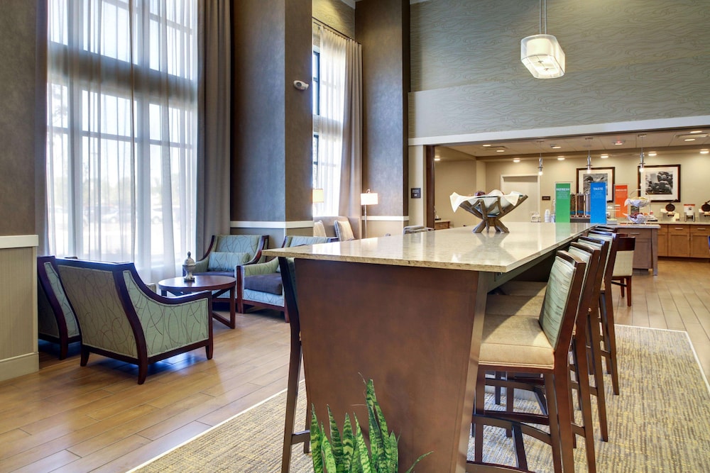 Hampton Inn & Suites Milwaukee West 53/64