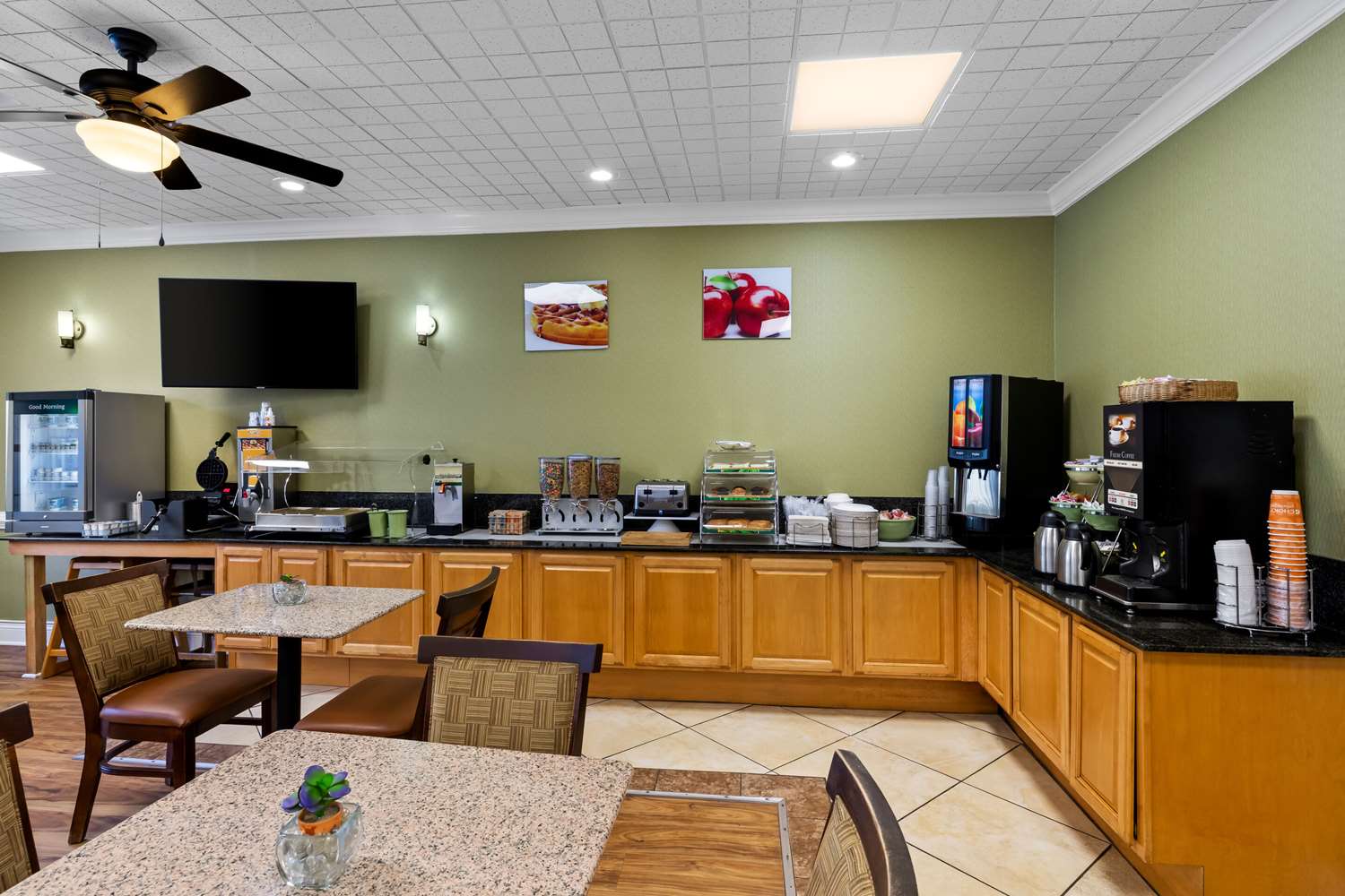 Quality Inn Fayetteville Near Historic Downtown Square 14/22