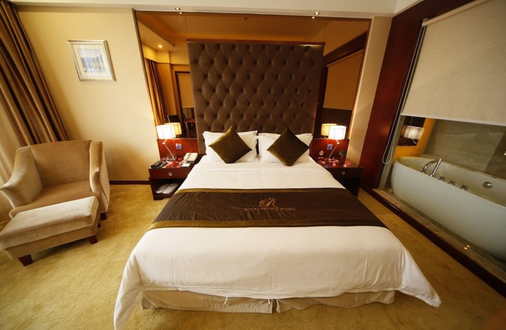 Royal Prince Hotel 11/35