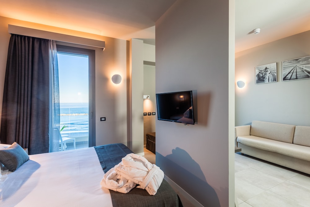 Junior Suite, 1 Queen and 1 Bunk Bed, Front View