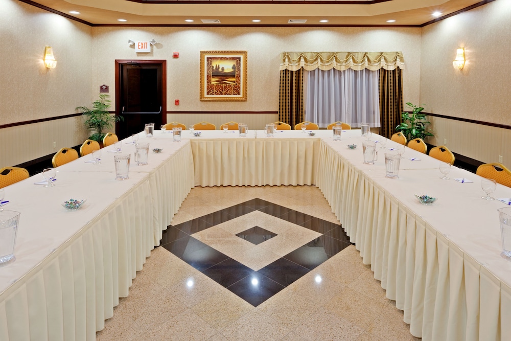 Holiday Inn Express Hotel & Suites Newton Sparta 40/44