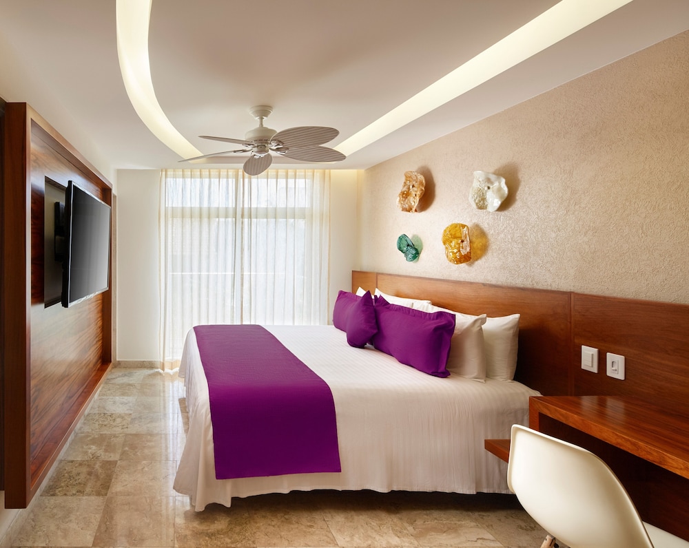 ELITE, SUITE, KING BED, HOT TUB