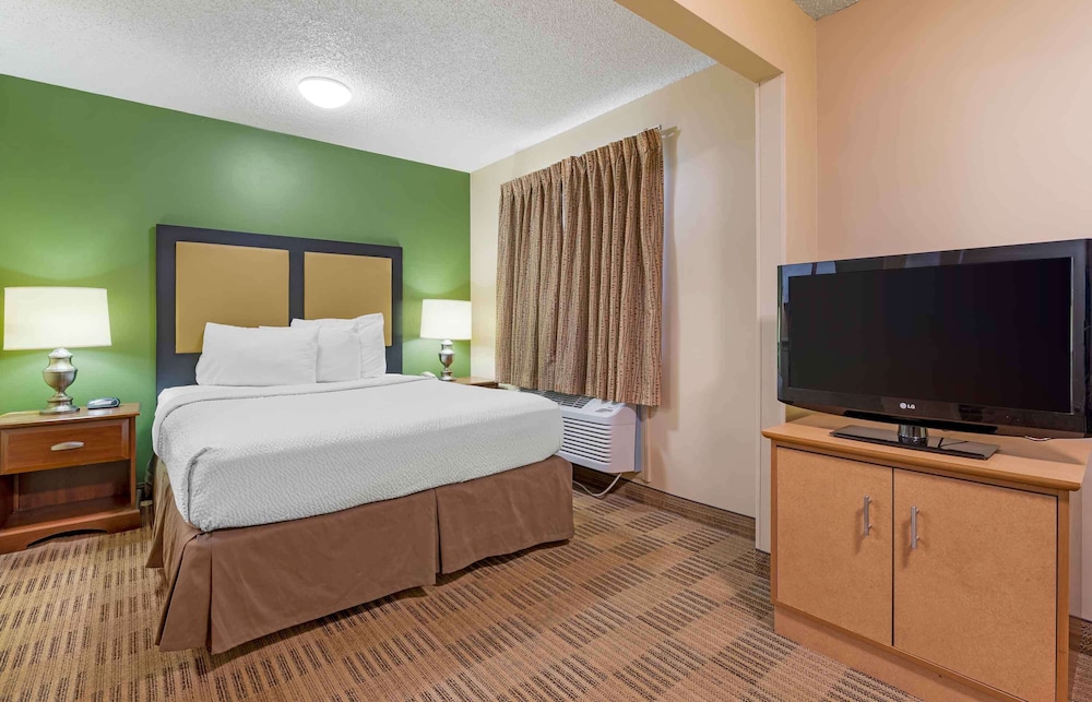 DELUXE, STUDIO, QUEEN BED, SOFA, ACCESSIBLE