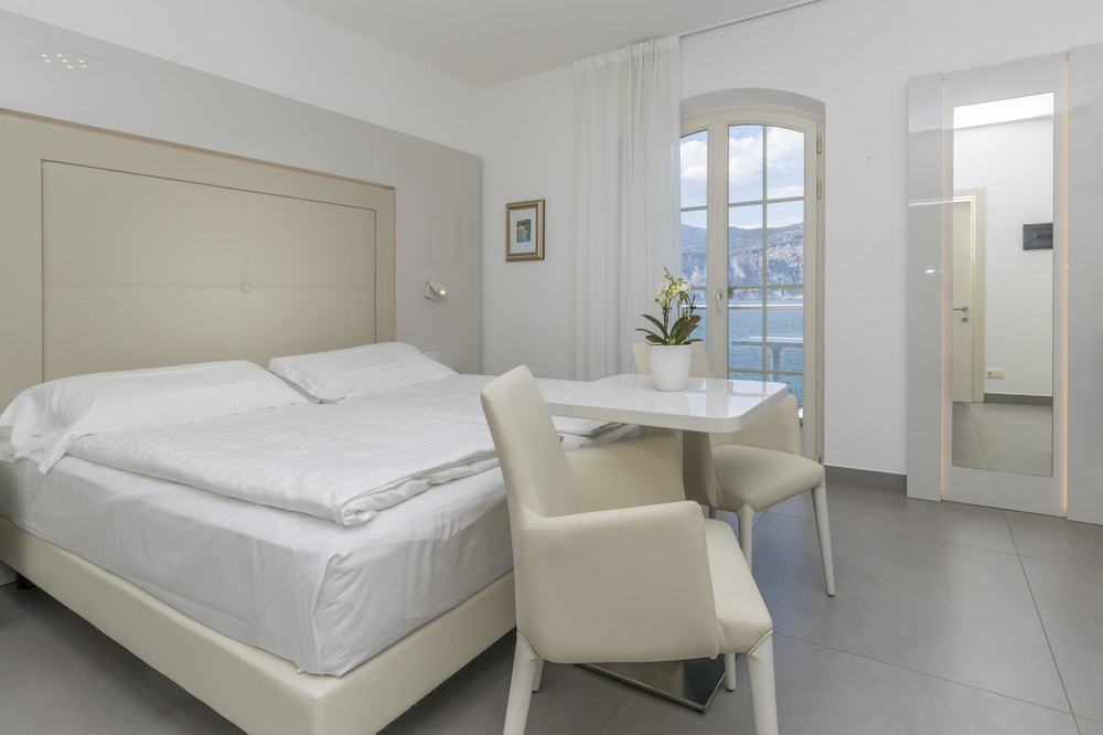 ROOM, DOUBLE OR TWIN BED, LAKE VIEW, BALCONY