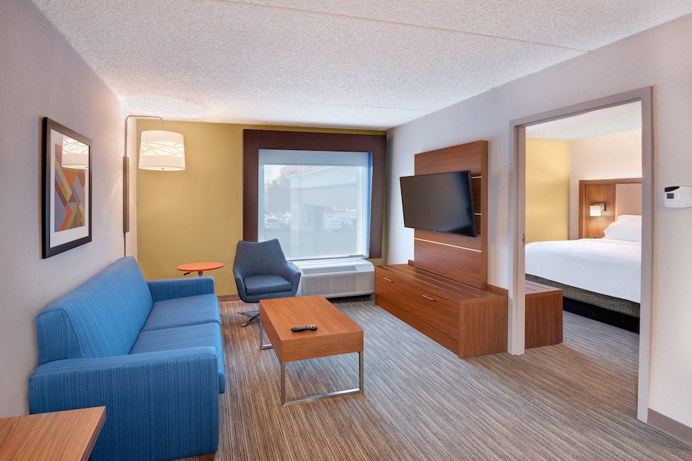 Holiday Inn Express & Suites West Long Branch - Eatontown 56/74