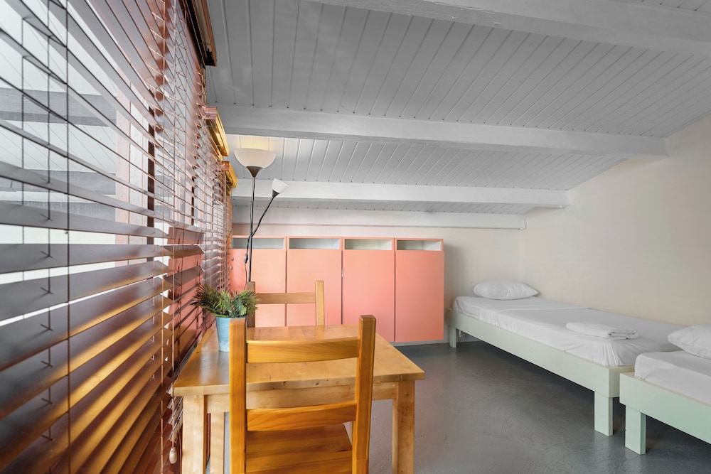 The Ritz Hostel 25/77