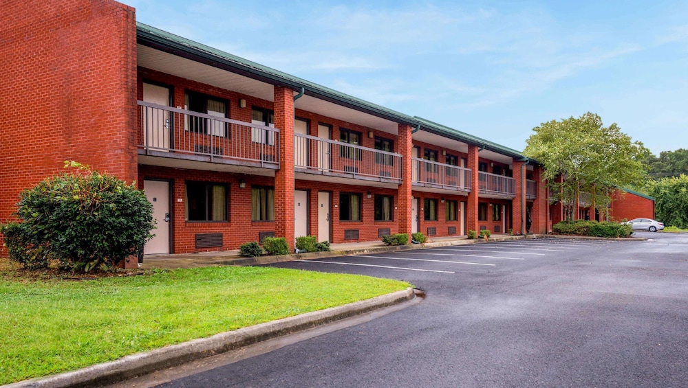 Studios And Suites 4 Less Emporia 7/50