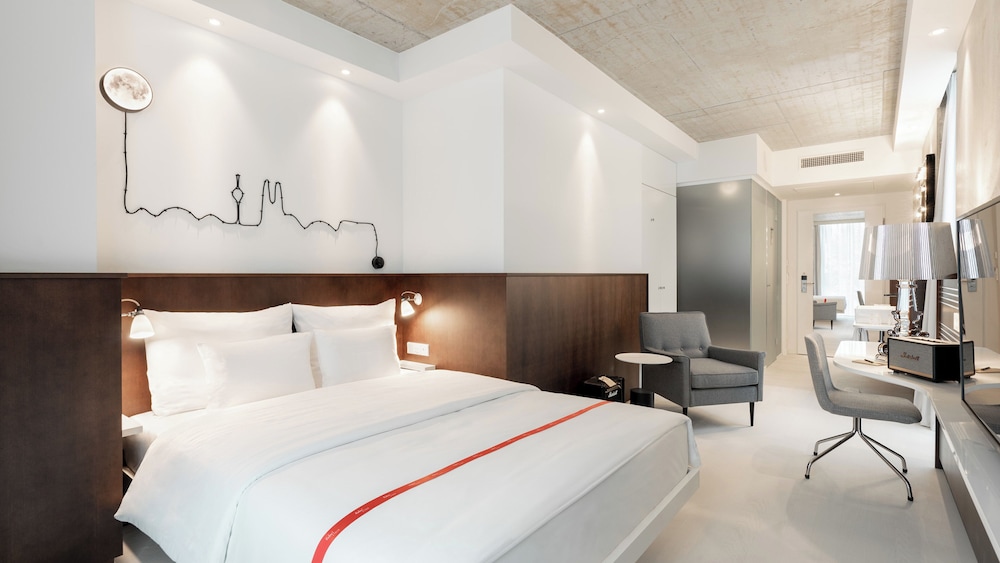 Wow, Queen Bed