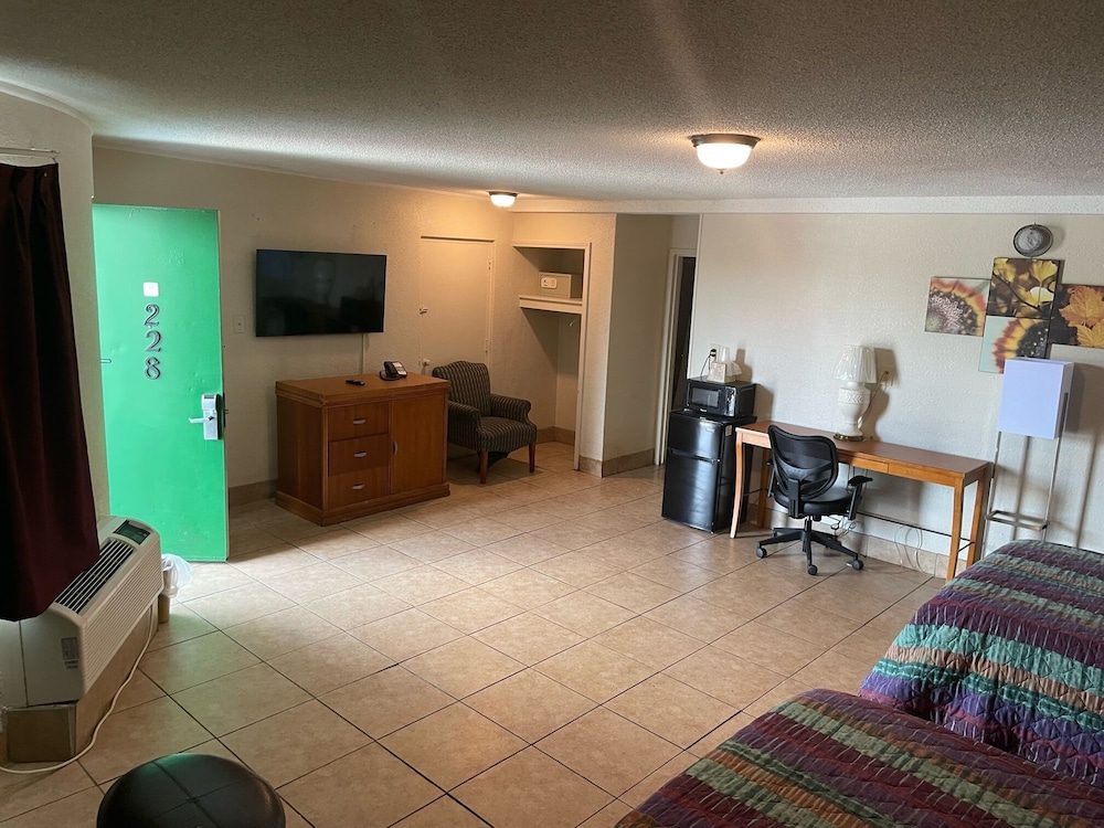 Budgetel Inn & Suites 26/32