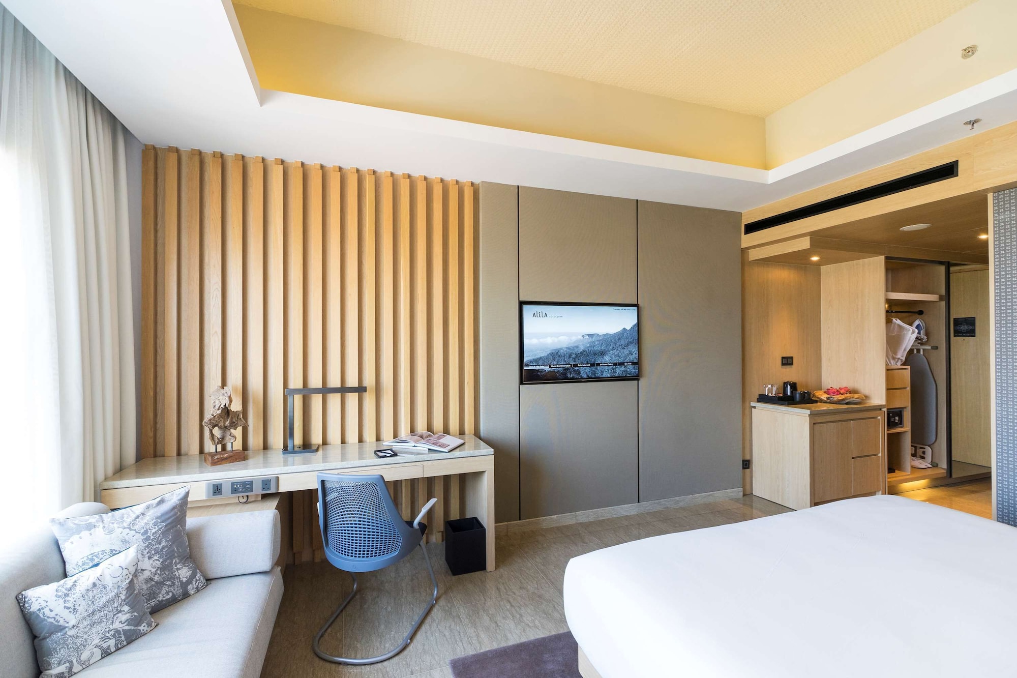 STANDARD, KING BED, CITY VIEW